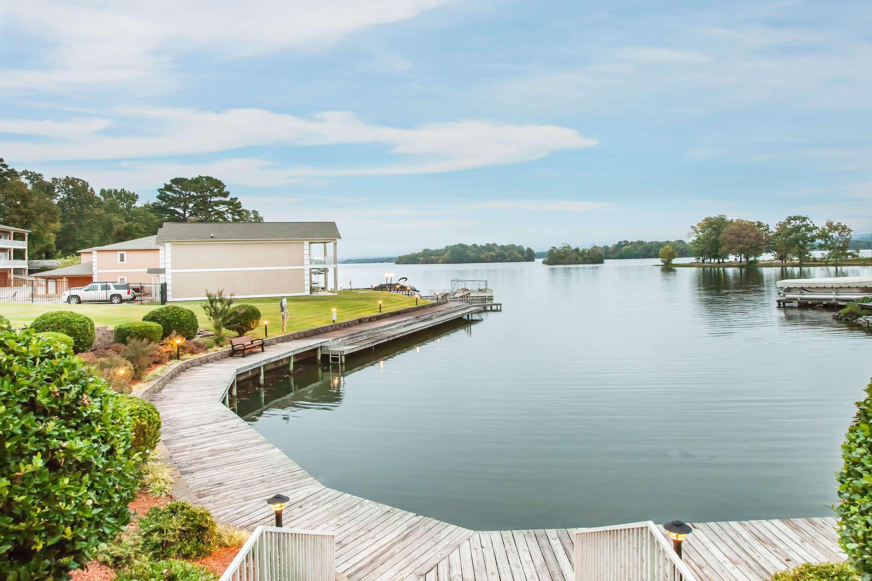Baymont On The Lake By Wyndham Hot Springs Exteriér fotografie